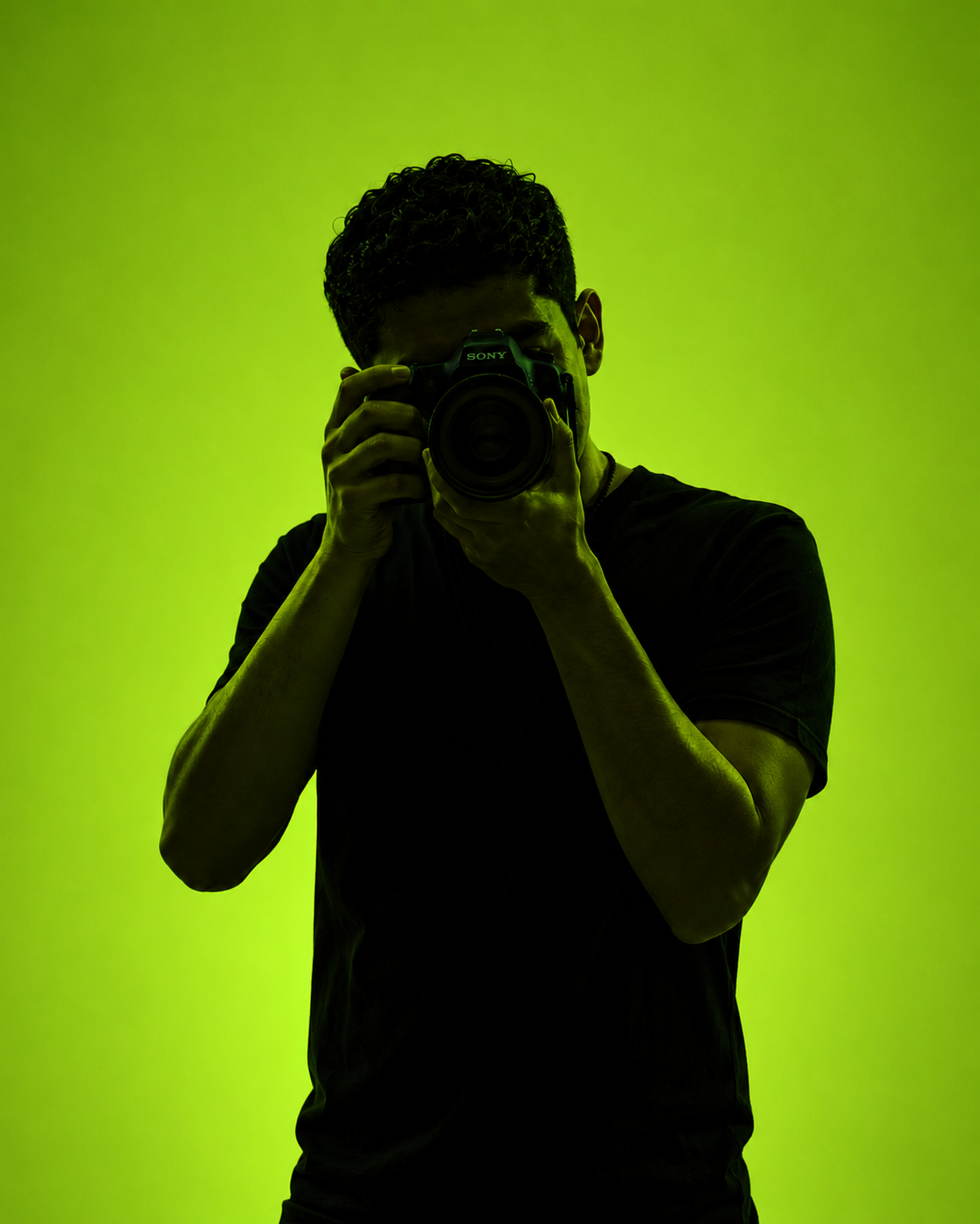 Fotógrafo profesional bajo un spotlight frente a una multitud